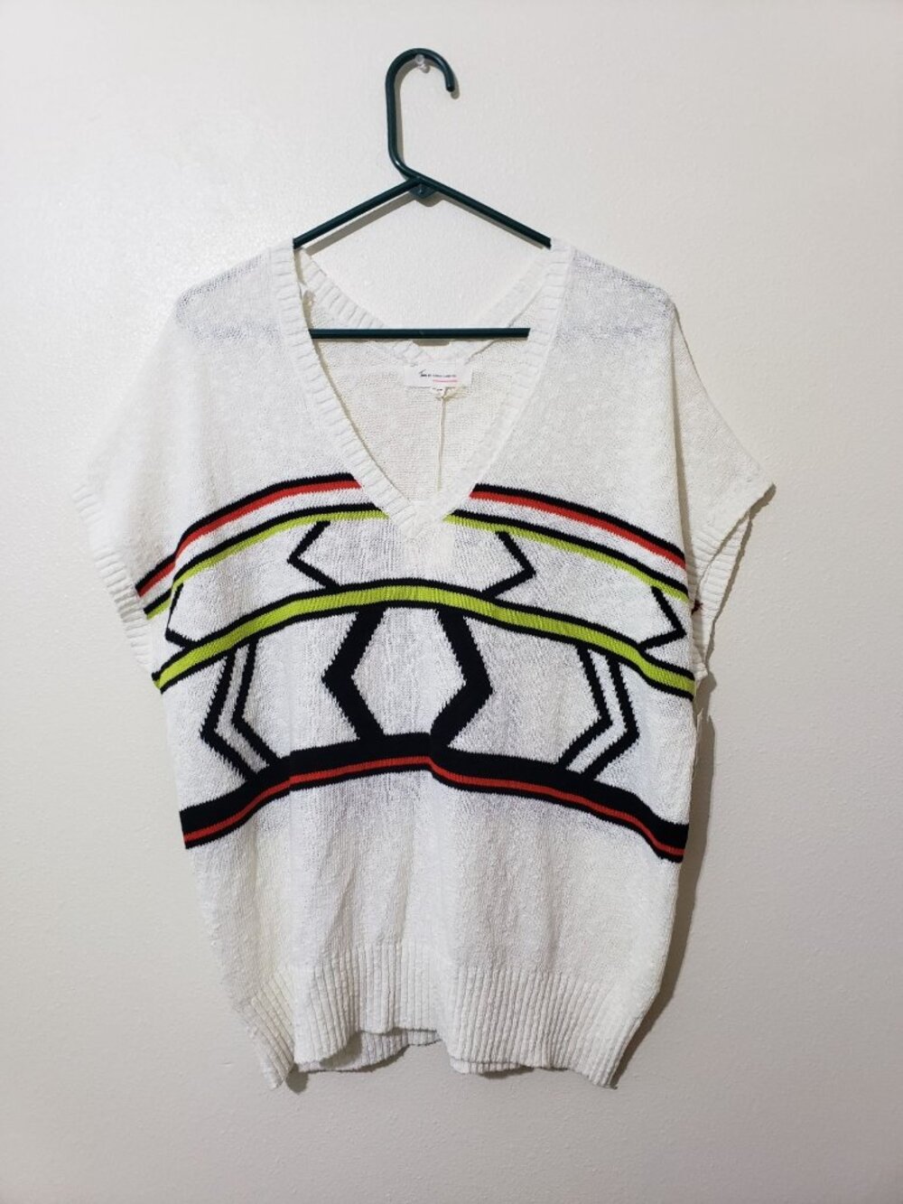Two by Vince Camuto V neck and back geometric print, lightweight sweater, size L